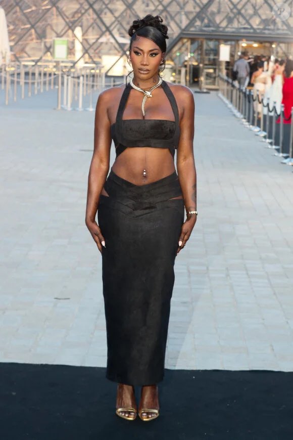 ‘‘Aya Nakamura est l’équivalent de ce qu’était Edith Piaf il y a 60 ans, c’est à dire la chanteuse française la plus populaire à l’étranger (…) Celle qui représente la France à l’international aujourd’hui c’est Aya Nakamura. Que ça plaise ou non, pour des raisons musicales ou