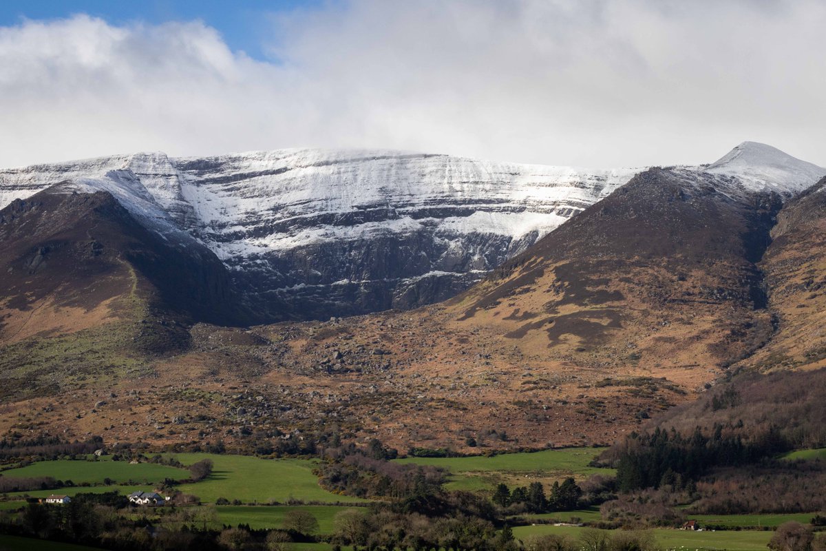 A dusting of sneachta on Coumshinaun this morning🥶