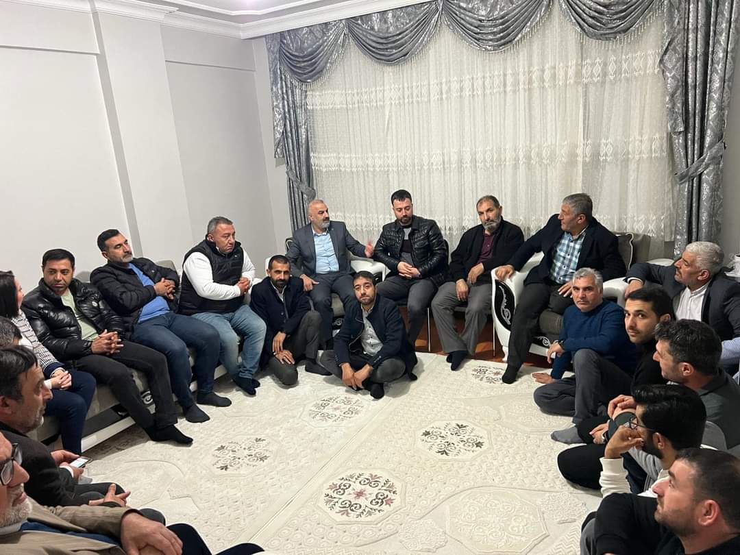 canan08yilmaz's tweet photo. Ev sohbetlerimiz kapsamında Erzurum eşrafından Kılınç Ailemizin misafiri olduk ilçemiz ile ilgili ideallerimizi ve projelerimizi paylaşarak destek sözü aldık.Bizlere hanelerini açan Kılınç ailesine şükranlarımızı sunuyoruz…#Sultanbeyliİçin #GelecekParti @AdaliKadin_Glck https://t.co/gFqayemcMP