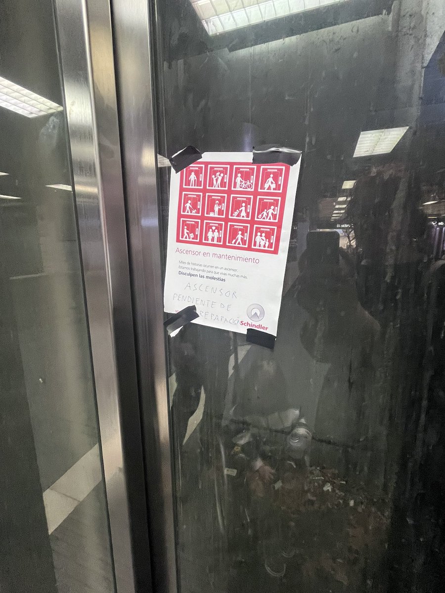 AmyAlonsoMW's tweet photo. @TMB_Barcelona  como se supone que debe salir alguien en silla de ruedas de plaza Cataluña???! https://t.co/z6VYhkY6Or