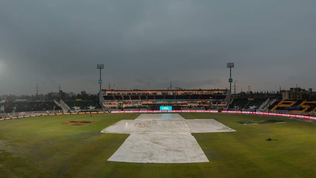 #psl2024 The match between zalmi and lahore has been called off due to rain :( 
Happy for lahore qalanders because they get one point 😅