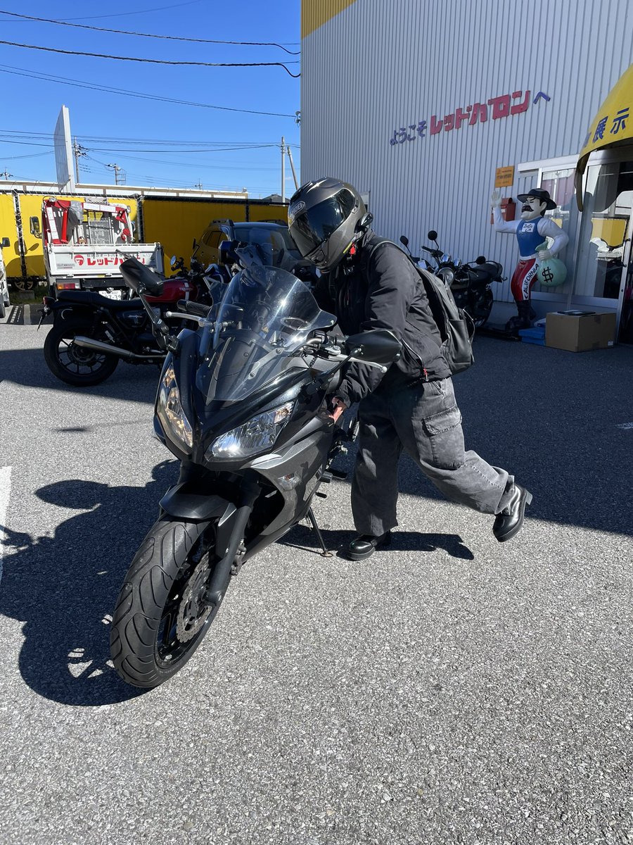 umeno_pic's tweet photo. 名前：うめ
年齢：24
住み：北関東
好き：バイク・ゲーム・猫・ジョジョ
車種：NINJA400 2014年式(EX400E)
一言：納車して5秒後に、クラッチレバー折った初心者ですが、仲良くしてください！🦍

#バイク乗りとして軽く自己紹介 
#バイク女子と繋がりたい https://t.co/ek1aaSHzwZ