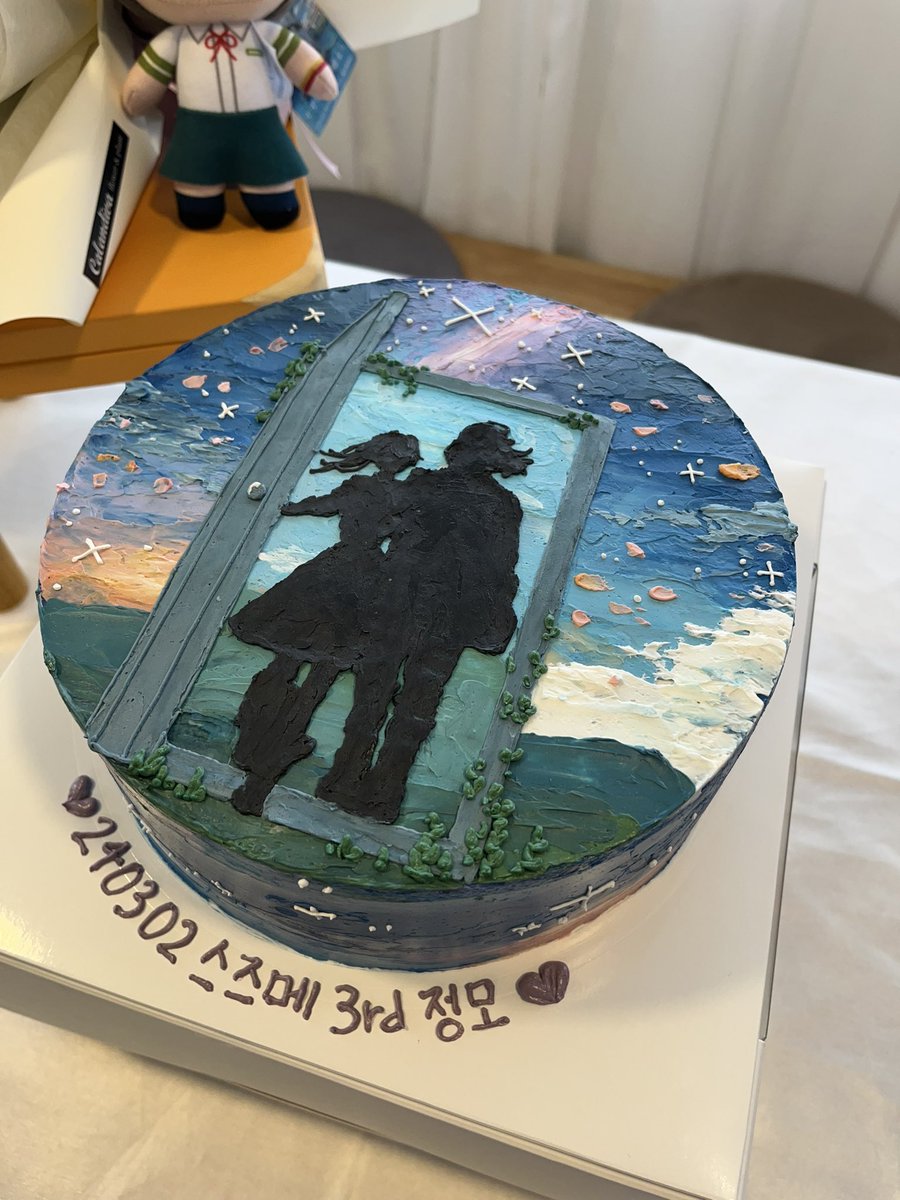 thxk02's tweet photo. 소꽁님의 소타 의자🪑와 룰루님의 스즈메 누이💚와…!!! 따각님이 완전완전 서프라이즈로 준비해주신,,, 케이쿠와 꽃다발..!!!!!🎂💐 소중한 제 첫 오프의 기얼을 만들어주셨당,,, 😭💕 https://t.co/nSfzzOR2d3