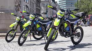 Proactive car crime / theft operation today in #Brentford #Chiswick #Kew area with officers from @MetTaskforce on #Surron motorbikes along with #ResponseTeamD and #WAProactive officers. We ran this operation a couple of weeks ago to great effect reducing crime and making arrests.