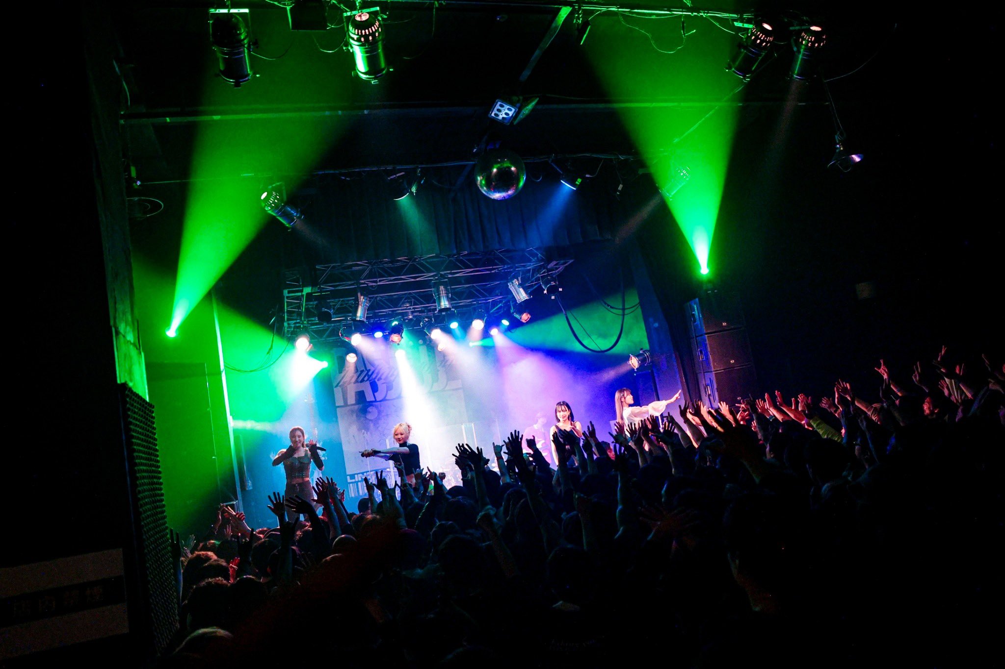 GHqbcUJb0AAIF7O?format=jpg&name=large