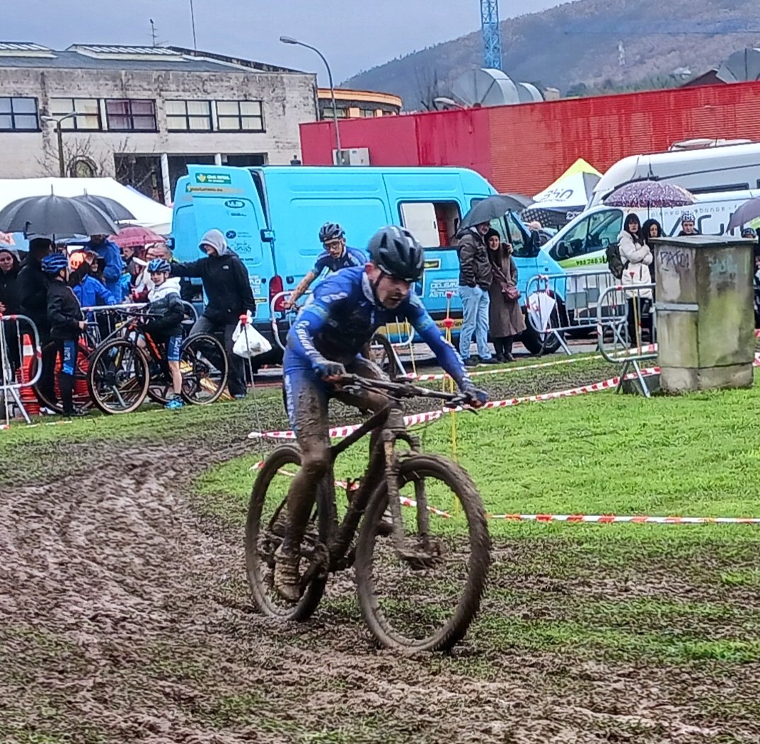 Doblete del Ciudad de Oviedo a cargo de Sergio Carbajales y Marco Menendez categoría cadetes en el inicio de los Juegos Escolares del Principado de Asturias disputados en Navia.#JuegosEscolares #Navia #Ciclismoasturiano