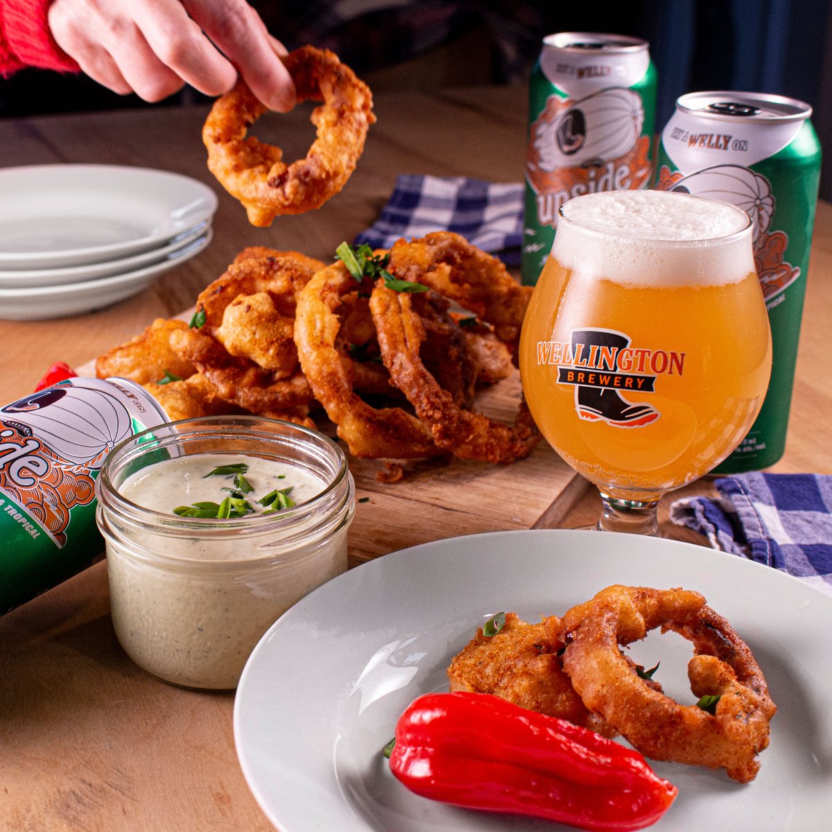 Upside IPA Beer-Battered Onion Rings are best enjoyed with a pint in the kitchen and a few friends. Tall cans of Upside IPA are on sale for $0.25 off wherever you buy craft beer. Get the recipe and give these tasty onion rings a try! wellingtonbrewery.ca/blog/upside-ip…