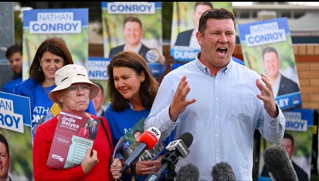 BIG SHOUT OUT to this awesome lady who wasn't going to be intimated by Jane Hume. The lady is a bloody LEGEND standing tall and proud amongst those vile creatures. #Dunkley #auspol #DunkleyVotes