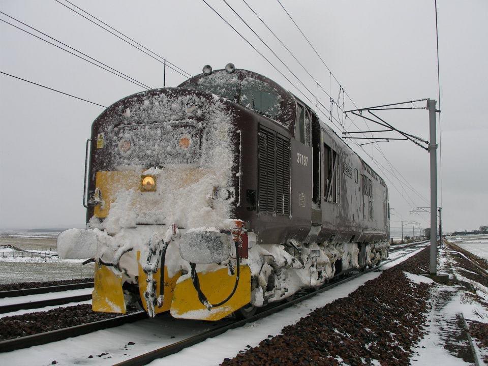 stephen37292ML's tweet image. Trying to punch through the snow with a Class 37 with miniature snow ploughs between Beattock and Beattock Summit during my Railtrack days.
