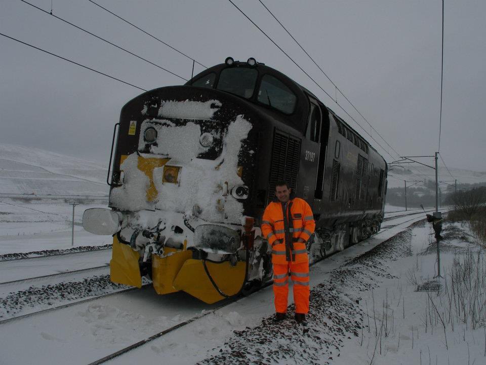 stephen37292ML's tweet image. Trying to punch through the snow with a Class 37 with miniature snow ploughs between Beattock and Beattock Summit during my Railtrack days.