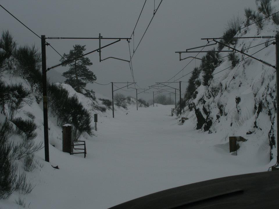 stephen37292ML's tweet image. Trying to punch through the snow with a Class 37 with miniature snow ploughs between Beattock and Beattock Summit during my Railtrack days.