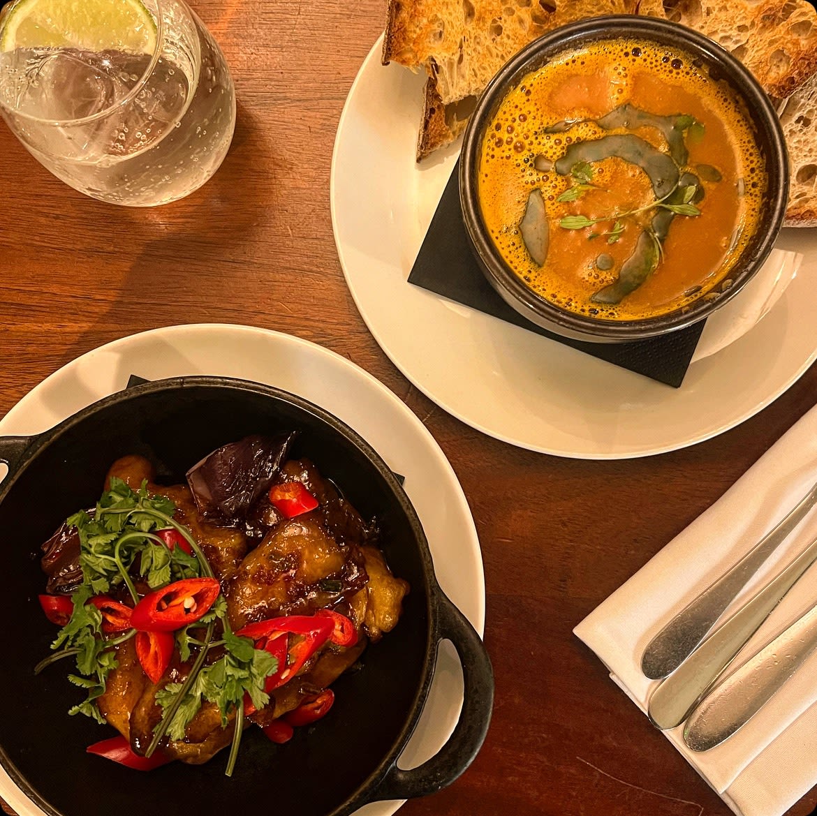 🍲 it’s a soup kind of weather 🌶️
Join us all day to try our delicious homemade soup and mouthwatering, honey glazed squid 🦑 
.
.
#tulsehillhotel #tulsehill #gastropub #se24 #bestfood #foodlovers #lambeth #foodie #tothepub
#southeastlondon