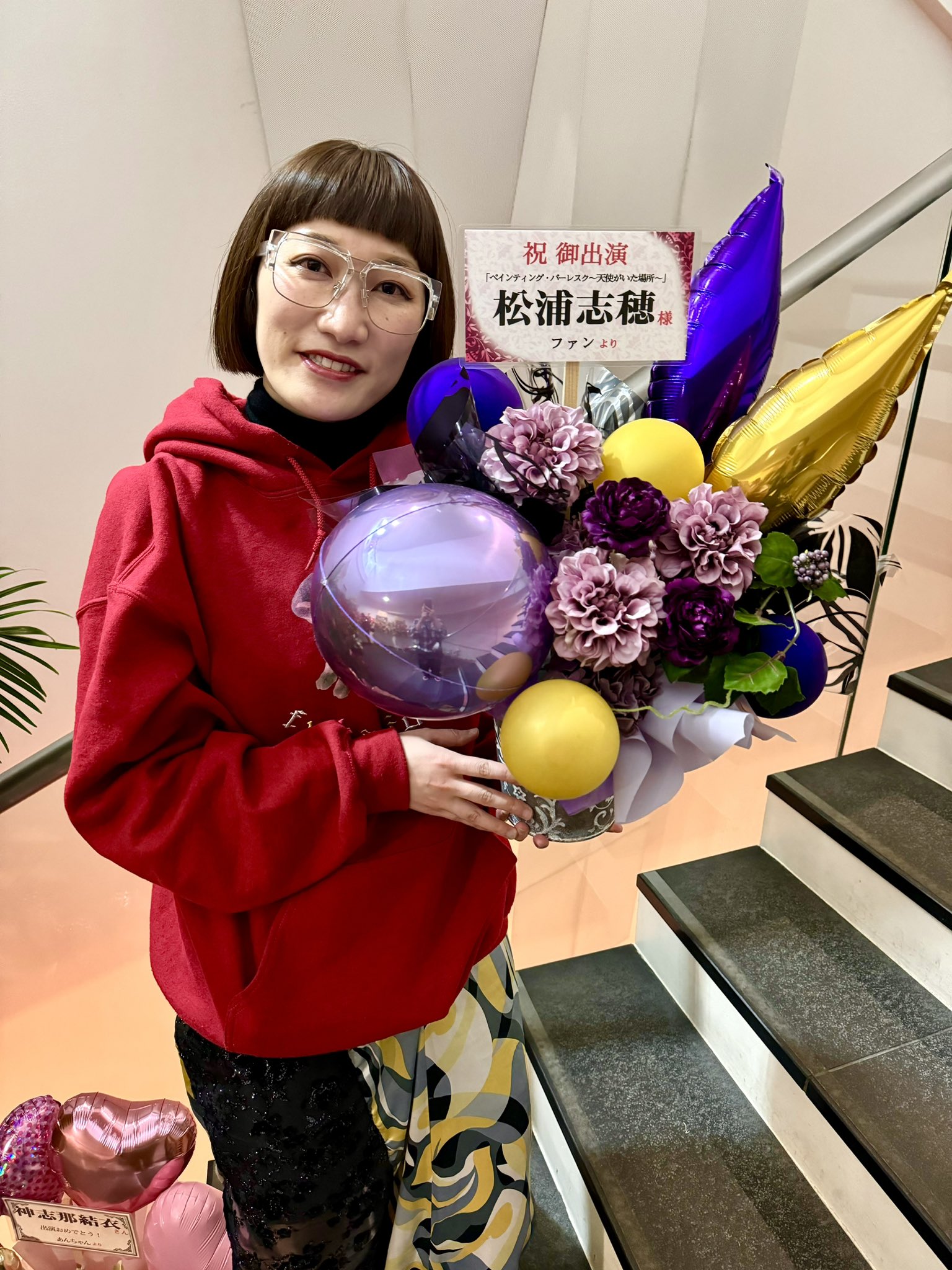 スパイク松浦 on X:  "バーレスク舞台も明日の二公演で千秋楽。お芝居に出てお花いただくなんて無縁だと思ってたのに贈ってくださった方ありがとうございます🥹素敵な芝居も公演グッズも明日まで！後悔の無きようにー！！ゆーきちゃんと 松浦Bチェックした時の写真 ...