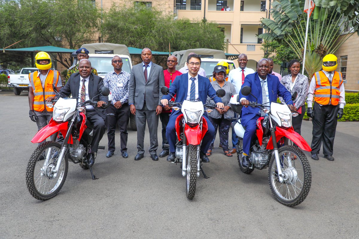 Yesterday Friday 1st March, 2024 the Principal Secretary for Roads Eng. Joseph Mbugua flagged off new Motorbikes and Land Cruisers at Kenya Railways Headquarters. The automobiles were donated by the Government of the People's Republic of China to aid Kenya Railways and @KeNHA ..