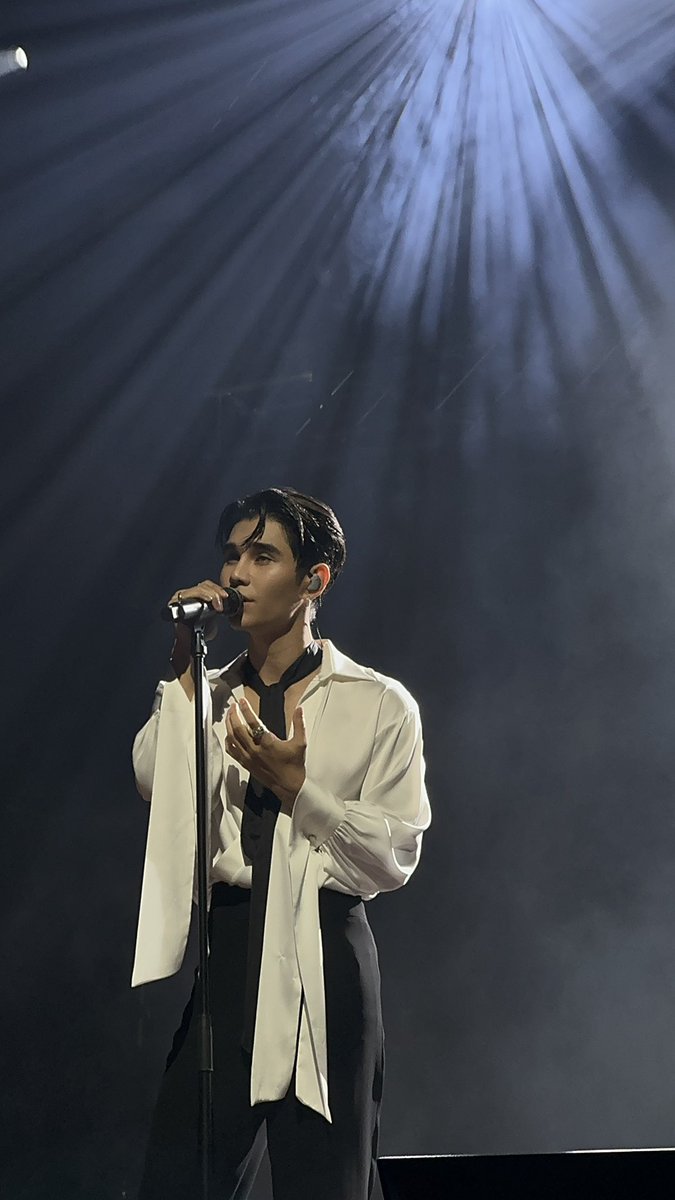 luithcrewthe's tweet photo. Imagine having the voice and a face of an angel. 

Damn. 😳

#JeffSaturInManila
#JeffSatur
#SpaceShuttleNo8inManila https://t.co/1zW5DxROxN