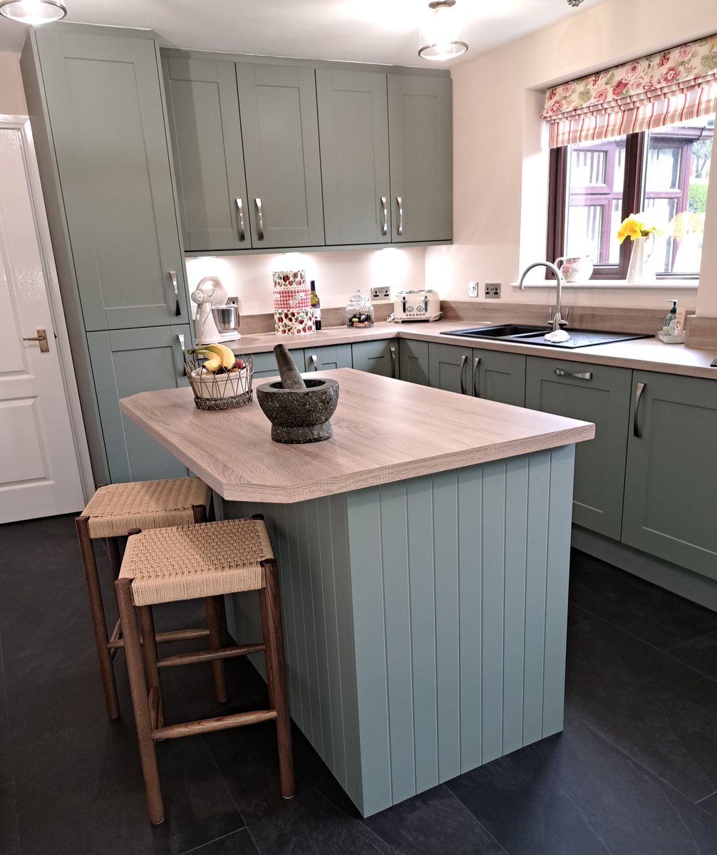 Take a look at this gorgeous homey space created for Ms Wright 👀 Teal, shaker-style cupboards & warm wood worktops are a truly stunning combination! 😍 🤩 Thank you for sending in the lovely pictures, Ms Wright; we hope you enjoy your £50 voucher! #KitchenDesign #KitchenInspo
