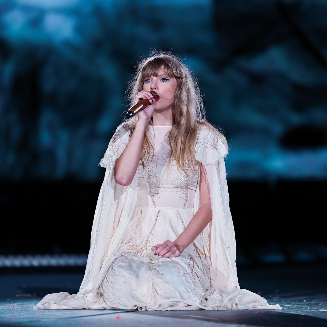 💬| Taylor Swift to the audience 

"I love old and new friends the exact same amount. Whether you’ve been a fan for 15 seconds or 15 years, I’m just happy you wanted to spend your evening here with us"
#SingaporeTSTheErasTour