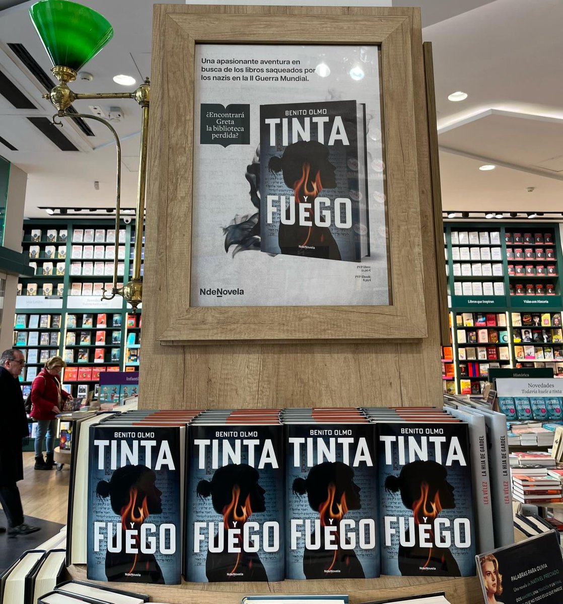 ¿Su pasión le ayudará a encontrar la biblioteca perdida o le hará dar un paso en falso? Su reputación está en juego y su vida también.

'Tinta y fuego', de <a href="/BenitoOlmo/">Benito Olmo</a>: bit.ly/3P3ezSS

<a href="/Planetadelibros/">PlanetadeLibros</a> <a href="/NdeNovela_Ed/">NdeNovela_Ed</a>