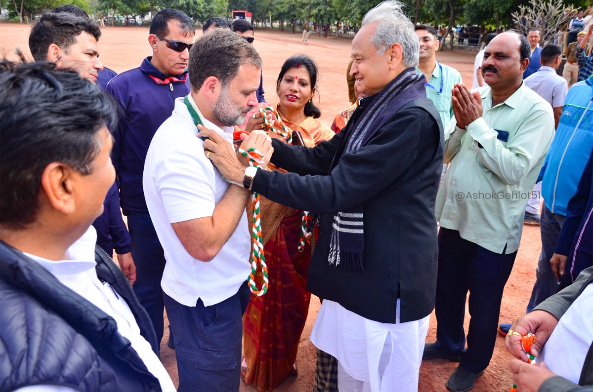 ashokgehlot51's tweet photo. असंख्य झंडे, हाथ, मस्तक
न्याय की धौलपुर में दस्तक

प्यार, उत्साह व कंठहार
राहुल जी यात्रा के सूत्रधार

धौलपुर में भारत जोड़ो न्याय यात्रा के ये दृश्य राहुल गांधी जी के नेतृत्व में देश के बदलते परिदृश्य के सूचक हैं।

@RahulGandhi
#BharatJodoNyayYatra https://t.co/4hRBDwENQq