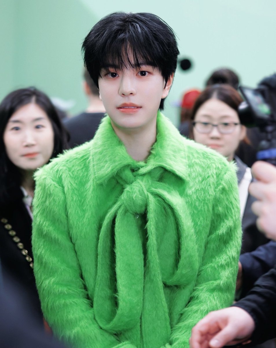lixshiness's tweet photo. kim seungmin in green mygosh so pretty

SEUNGMIN PARISIAN TALE WITH LOEWE
#SEUNGMINatLOEWEFW24
#SEUNGMINxLOEWE 
#LOEWEFW24 
#ParisFashionWeek 
@LoeweOfficial @Stray_Kids https://t.co/jhZ7ddSo0m