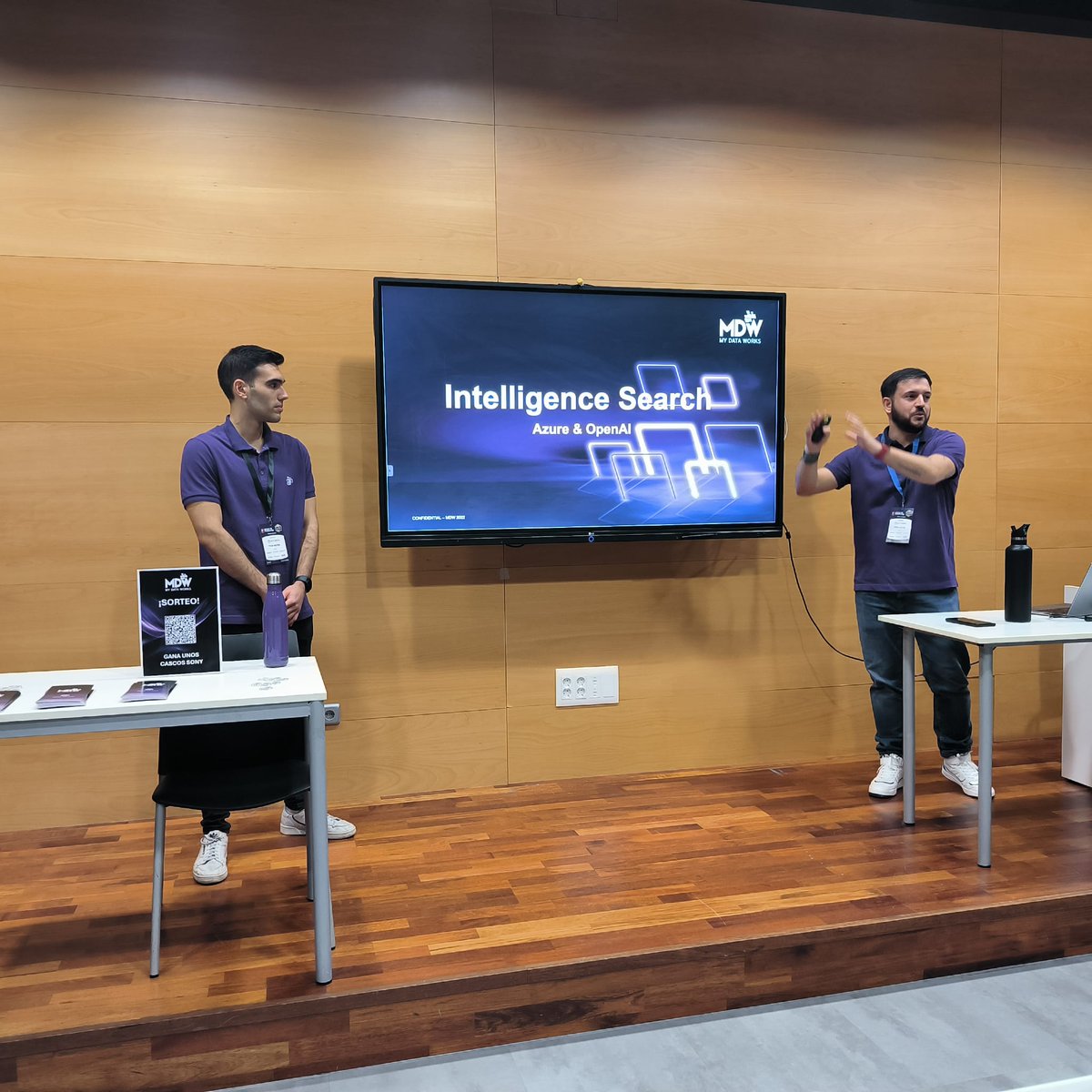 GaibSpain's tweet photo. @ikeinyyo y team #MDW nos están hablando sobre búsqueda inteligente en documentos con Azure y OpenAI 📄

#GlobalAI2024 https://t.co/trjiRcb4B7