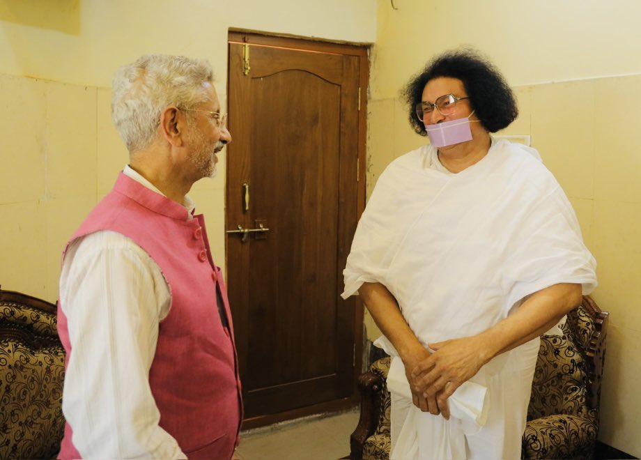 Acharya Lokesh Muni (@munilokesh) on Twitter photo भारत की मासूम बेटी की रिहाई के लिए प्रार्थना कीजिए। प्रार्थना में बड़ी शक्ति होती हैं।
जर्मनी में फंसी भारत की बालिका अरिहा जैन की रिहाई में मदद के लिए भारत के माननीय विदेश मंत्री <a href="/DrSJaishankar/">Dr. S. Jaishankar</a> जी से पुरज़ोर अनुरोध किया है, आप भी प्रार्थना कीजिए।<a href="/ANI/">ANI</a> <a href="/PTI_News/">Press Trust of India</a> #Ariha भारत की मासूम बेटी की रिहाई के लिए प्रार्थना कीजिए। प्रार्थना में बड़ी शक्ति होती हैं।
जर्मनी में फंसी भारत की बालिका अरिहा जैन की रिहाई में मदद के लिए भारत के माननीय विदेश मंत्री <a href="/DrSJaishankar/">Dr. S. Jaishankar</a> जी से पुरज़ोर अनुरोध किया है, आप भी प्रार्थना कीजिए।<a href="/ANI/">ANI</a> <a href="/PTI_News/">Press Trust of India</a> #Ariha