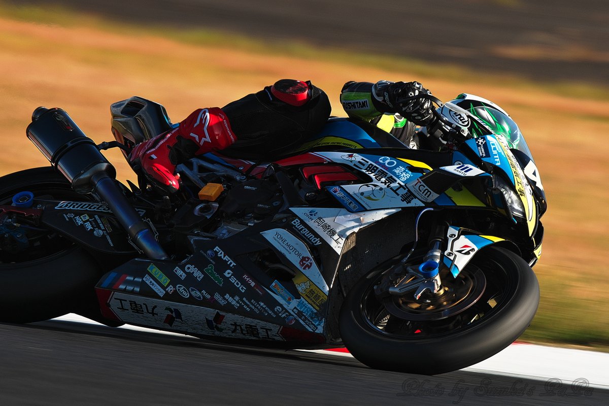 takusuzu's tweet image. 2023　鈴鹿8時間耐久ロードレース

この時間帯になると、スプーンコーナーは逆光になる。
ライダーは夕陽に向かって走っていく。
マシンも体力も限界に近づいてきた。
厳しい時間帯を、夕陽が「あと少しだ！」と応援している。

#鈴鹿8時間耐久ロードレース
#鈴鹿8耐
#鈴鹿サーキット