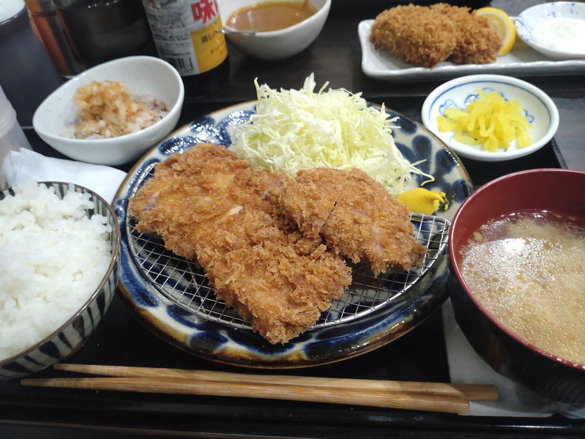 zunta21's tweet photo. 富士かつでとんかつ食った。低温調理で柔らかくて美味い。優しい塩味が効いてる。女性もペロリです https://t.co/Q9AX7tzz2R