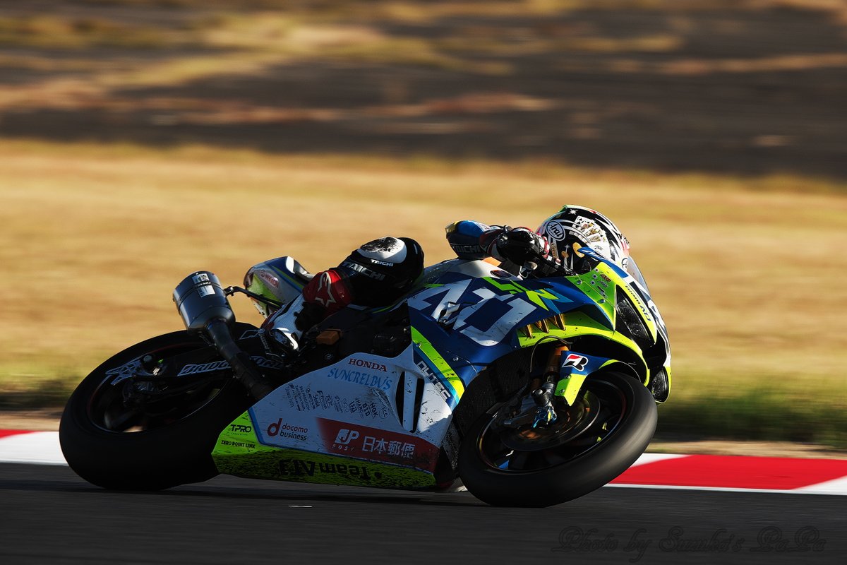 takusuzu's tweet image. 2023　鈴鹿8時間耐久ロードレース

この時間帯になると、スプーンコーナーは逆光になる。
ライダーは夕陽に向かって走っていく。
マシンも体力も限界に近づいてきた。
厳しい時間帯を、夕陽が「あと少しだ！」と応援している。

#鈴鹿8時間耐久ロードレース
#鈴鹿8耐
#鈴鹿サーキット