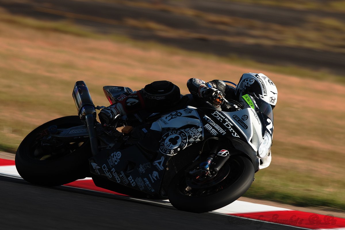 takusuzu's tweet image. 2023　鈴鹿8時間耐久ロードレース

この時間帯になると、スプーンコーナーは逆光になる。
ライダーは夕陽に向かって走っていく。
マシンも体力も限界に近づいてきた。
厳しい時間帯を、夕陽が「あと少しだ！」と応援している。

#鈴鹿8時間耐久ロードレース
#鈴鹿8耐
#鈴鹿サーキット