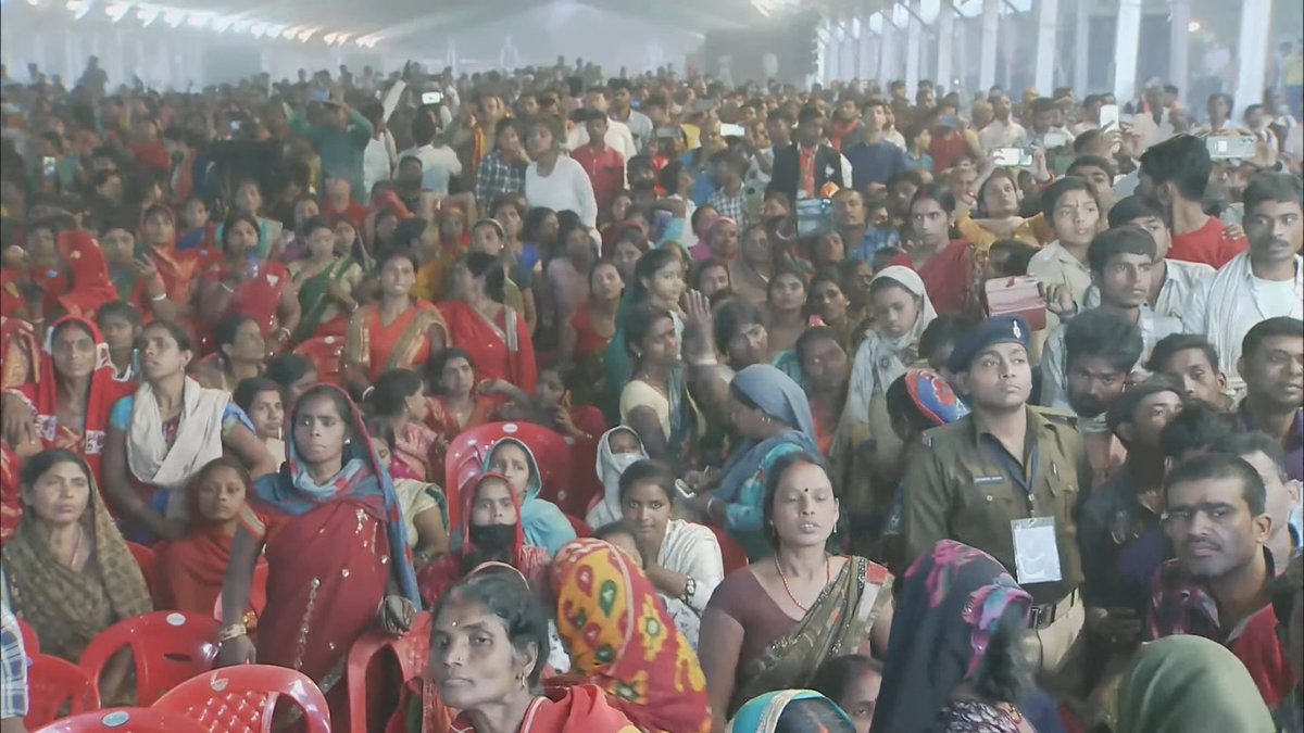 BJP4India's tweet photo. 2014 से पहले के 10 वर्षों में रेलवे के नाम पर, रेल के संसाधनों को कैसे लूटा गया, पूरा बिहार जानता है। 

लेकिन आज देखिए, पूरी दुनिया में भारतीय रेल के आधुनिकीकरण की चर्चा हो रही है। भारतीय रेल का तेजी से बिजलीकरण हो रहा है। हमारे रेलवे स्टेशन भी एयरपोर्ट की तरह सुविधाओं वाले बन रहे हैं।

- पीएम @narendramodi