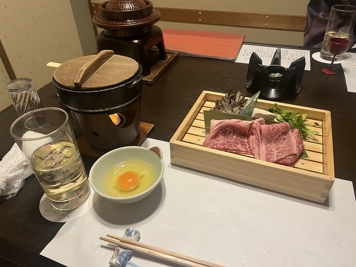温泉旅行いった時に食べたハチャメチャに美味しかったすき焼きはこちらです🐮
載っけてって言われたから食テロしてやるううう✊🏻✊🏻✊🏻