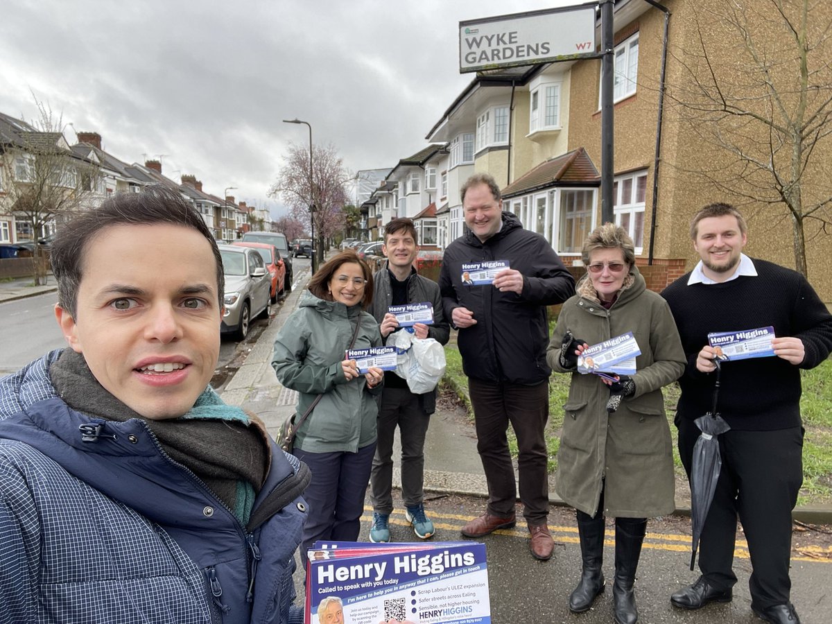 Team @Ealing_Tories braving the ☔️ on the doorstep in Boston Manor today for @Councillorsuzie & @henry4gla - discussing how they will tackle crime in London 👮 Sadiq Khan has failed to keep streets safe