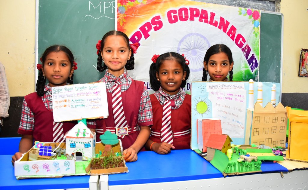 సిరిసిల్ల పట్టణంలోని కుసుమ రామయ్య ప్రభుత్వ పాఠశాలలో నిర్వహించిన జాతీయ సైన్స్ వారోత్సవాల ముగింపు కార్యక్రమానికి హాజరై, విద్యార్థులు రూపొందించిన ఆవిష్కరణలను పరిశీలించి, విద్యార్థులను, గైడ్ ఉపాధ్యాయులను అభినందించిన <a href="/Collector_RSL/">CDM_RajannaSircilla</a> శ్రీ అనురాగ్ జయంతి.

<a href="/TelanganaCMO/">Telangana CMO</a> <a href="/IPRTelangana/">IPRDepartment</a>