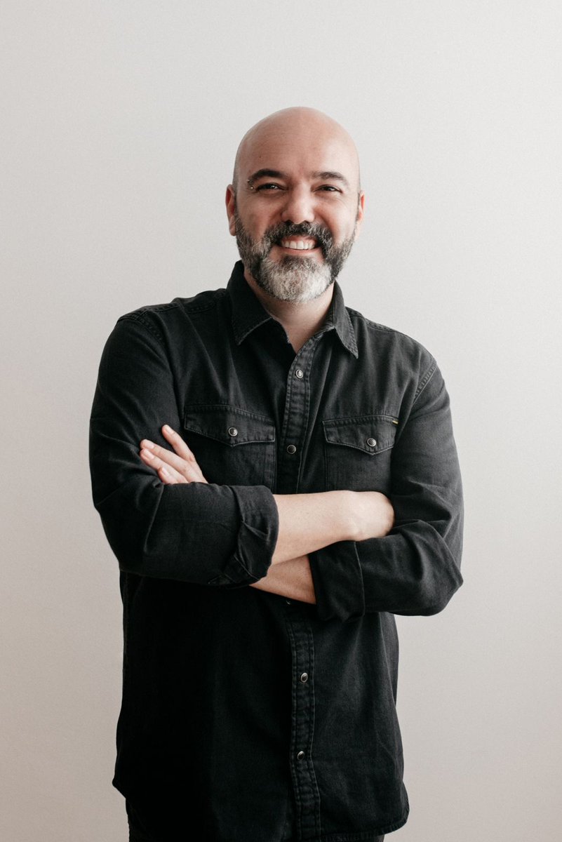 “Considero que el éxito viene de cuidar a tu equipo, hacer un buen trabajo y saber venderlo. Estoy satisfecho con lo que he logrado”

Entrevista a Ángel Squembri, Diseñador gráfico y fundador de la agencia creativa Squembri de Melilla
melillahoy.es/considero-que-…