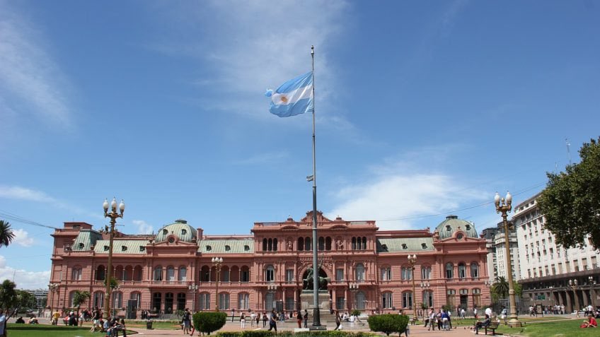 PAULORO94143328's tweet photo. 🚨ATENÇÃO 🇦🇷-Risco Argentina cai 848 pontos desde a posse de Milei 

Quanto menor o índice, maior a confiança na economia do país; Bolsa sobe 12% e peso desvaloriza 132%. https://t.co/3TreUuHJ9G