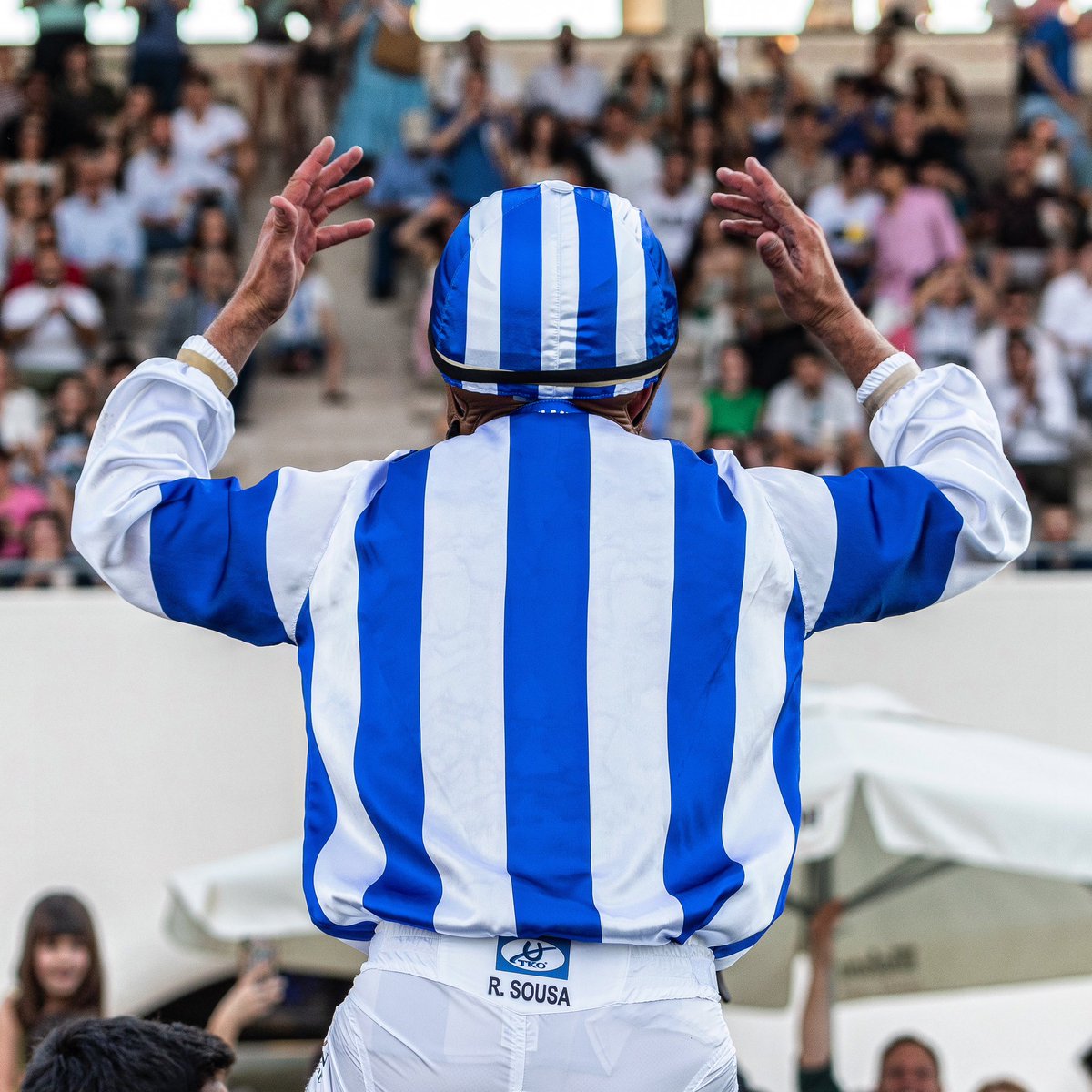 Winning is a state of mind! It starts in jockey’s room when you wear your TKO winning style!🏇🏼❤️‍🔥 

Be part of the Eelite 👉 encurtador.com.br/ktBUY

📸 @SalvaMaroto3 
#saudiracing #jockeystyle #horseracing #thesaudicup #نادي_سباقات_الخيل #坂井瑠星 #racingdubai #carrerasdecaballos