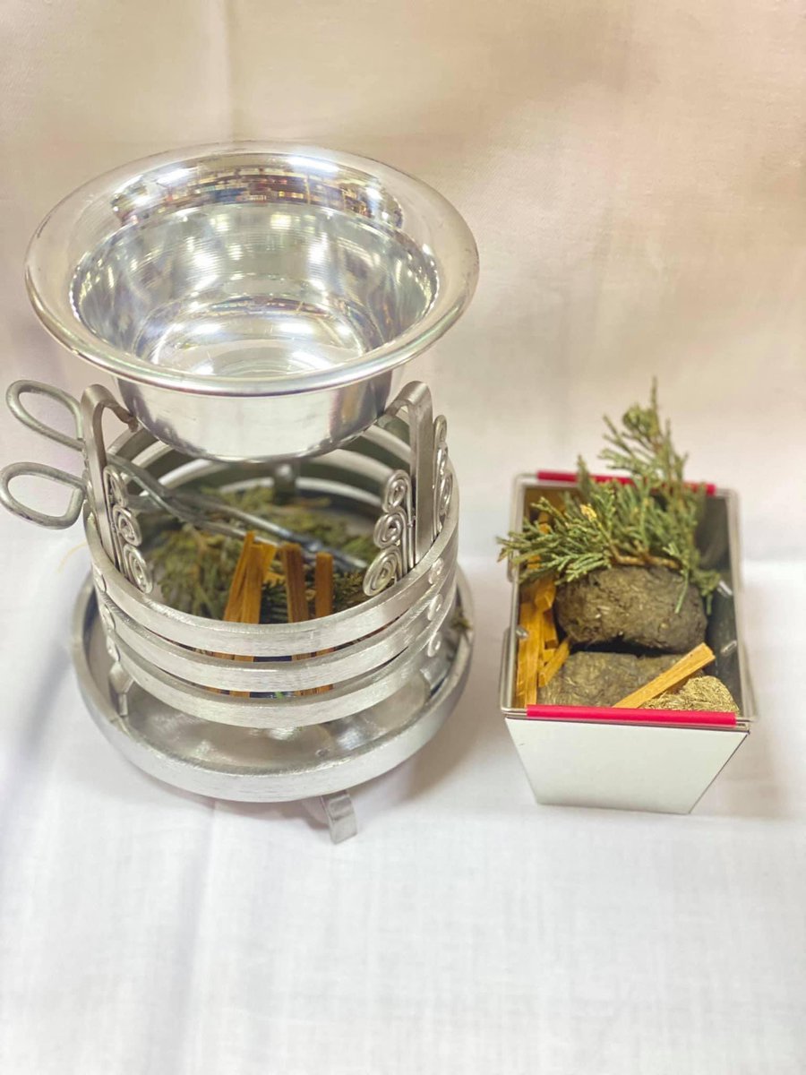 Гал тахих, Галын тэнгэрээ баясгах ундаалах учир.

Ямар нэг шашин шүтдэггүй хүмүүс өөрсдөө гал аа тахиулдаггүй бол өөрсдөө Галын тэнгэр баясгаж болно. 

“Айл гэр бүл бүр өөрийн голомтын галынхаа тэнгэрийг баясгаарай. Тэгвэл тэр жилдээ аз хийморьтой явдаг юм шүү.

Орох зүйлс: