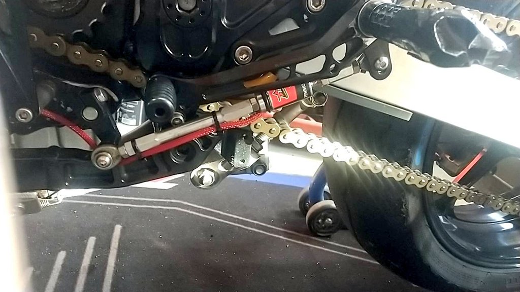 TakahashiRS's tweet photo. #GPZ900R シフター取付。
比較的安価で多機能な #MBRtech の #シフター を選択。
専用品ではないのでちゃんと作動するか不安もありましたが、何とか無事に取付完了。
そして今日、オーナーが筑波でテストしましたが、問題なく作動したとの事。
これでR認定に近付いたかな?ww
@MBRtechJP https://t.co/ZeLJJFhA6t