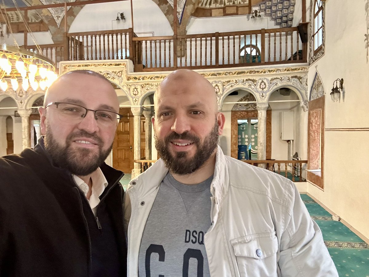 rajan_arapi's tweet photo. Me Dr.Gëzim Kelmendin u njoha para 12 viteve. 
Njohjen me Dr.Gëzimin nuk e konsiderojë rastësi, por përgjigje ndaj lutjeve që Allahu https://t.co/bRO6bhlHoE ma dërgojë për të më hapur derën në një moment kritik dhe jetik.
Vëllaun tonë, Dr. Gëzim Kelmendi, derisa të kem ymer do e konsiderojë si njeriun me shpirtin më human, besimin e palëkundur por dhe virtyte të larta njerëzore e intelektuale. 
E falënderojë dhe e urojë jo vetëm kur e takojë, por në çdo rrahje të zemrës time.
Elhamdulilah që e kemi në mesin tonë.