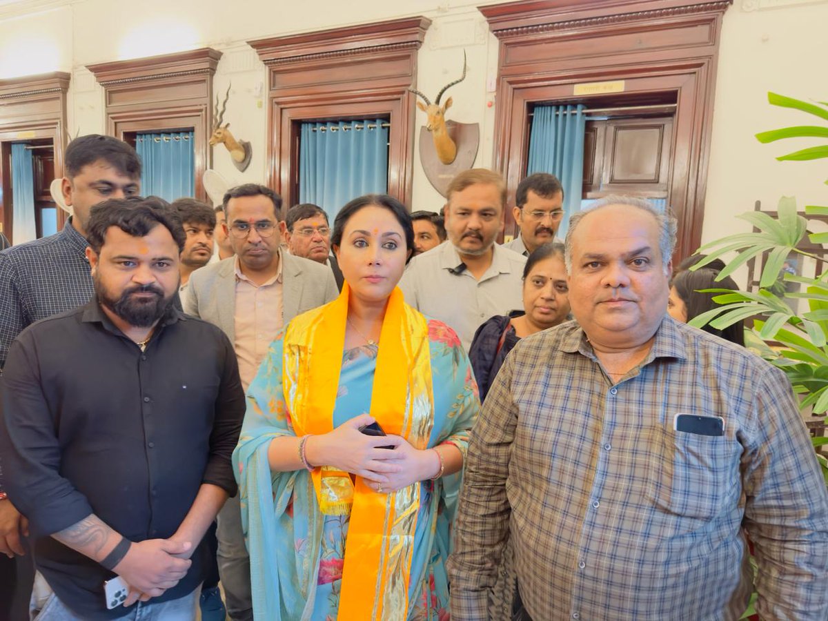ParasKGhelaanii's tweet photo. Feeling privileged for meeting Her Highness Rajkumari Sa Respected Shri @KumariDiya, Dy CM Rajasthan today at Jamnagar.

आदरणीय राजकुमारी सा माननीय श्री @KumariDiya जी उप मुख्यमंत्री राजस्थान को जामनगर में मिलने का सौभाग्य प्राप्त हुआ।

@VforRajasthan @DhavalDaveBJP @jparihar20 https://t.co/QSdE7jane0
