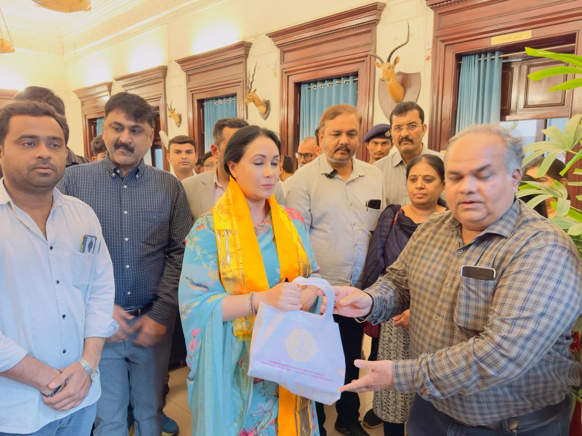 Feeling privileged for meeting Her Highness Rajkumari Sa Respected Shri @KumariDiya, Dy CM Rajasthan today at Jamnagar. आदरणीय राजकुमारी सा माननीय श्री @KumariDiya जी उप मुख्यमंत्री राजस्थान को जामनगर में मिलने का सौभाग्य प्राप्त हुआ। @VforRajasthan @DhavalDaveBJP @jparihar20