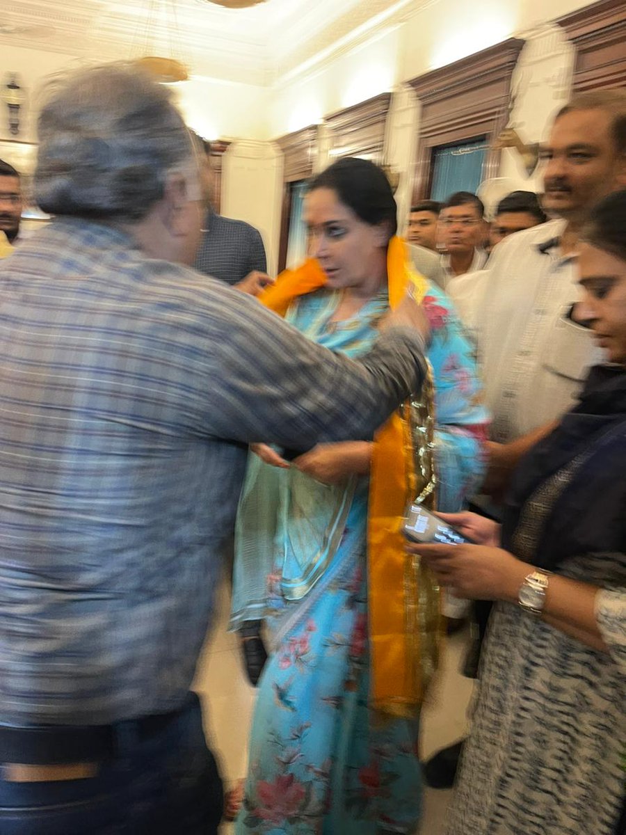 ParasKGhelaanii's tweet photo. Feeling privileged for meeting Her Highness Rajkumari Sa Respected Shri @KumariDiya, Dy CM Rajasthan today at Jamnagar.

आदरणीय राजकुमारी सा माननीय श्री @KumariDiya जी उप मुख्यमंत्री राजस्थान को जामनगर में मिलने का सौभाग्य प्राप्त हुआ।

@VforRajasthan @DhavalDaveBJP @jparihar20 https://t.co/smi1VN7uWm