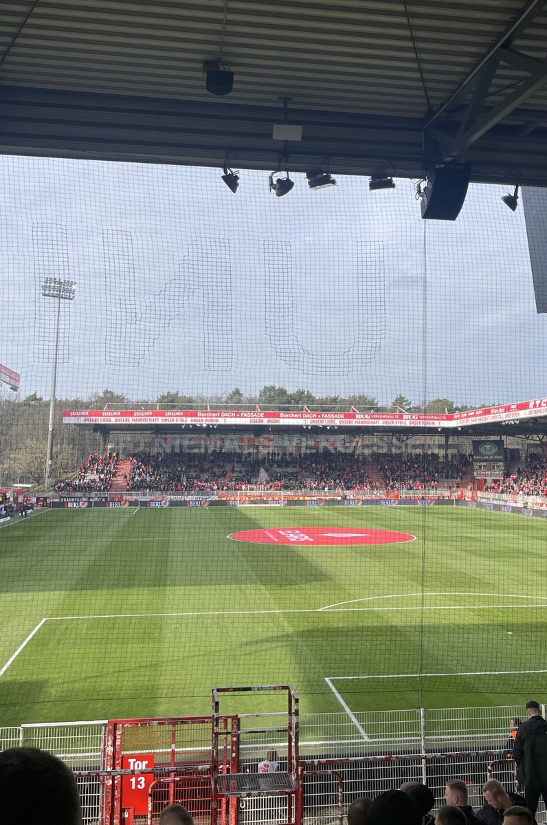 L I Z 🖤💛 tweet media