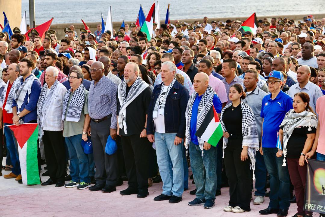 #Cuba se suma a jornada mundial de apoyo al pueblo palestino y exige se ponga fin al genocidio israelí en #Gaza. En la habanera Tribuna Antiimperialista, escenario de tantas batallas por la justicia, el Presidente @DiazCanelB encabeza la concentración popular. #FreePalestine