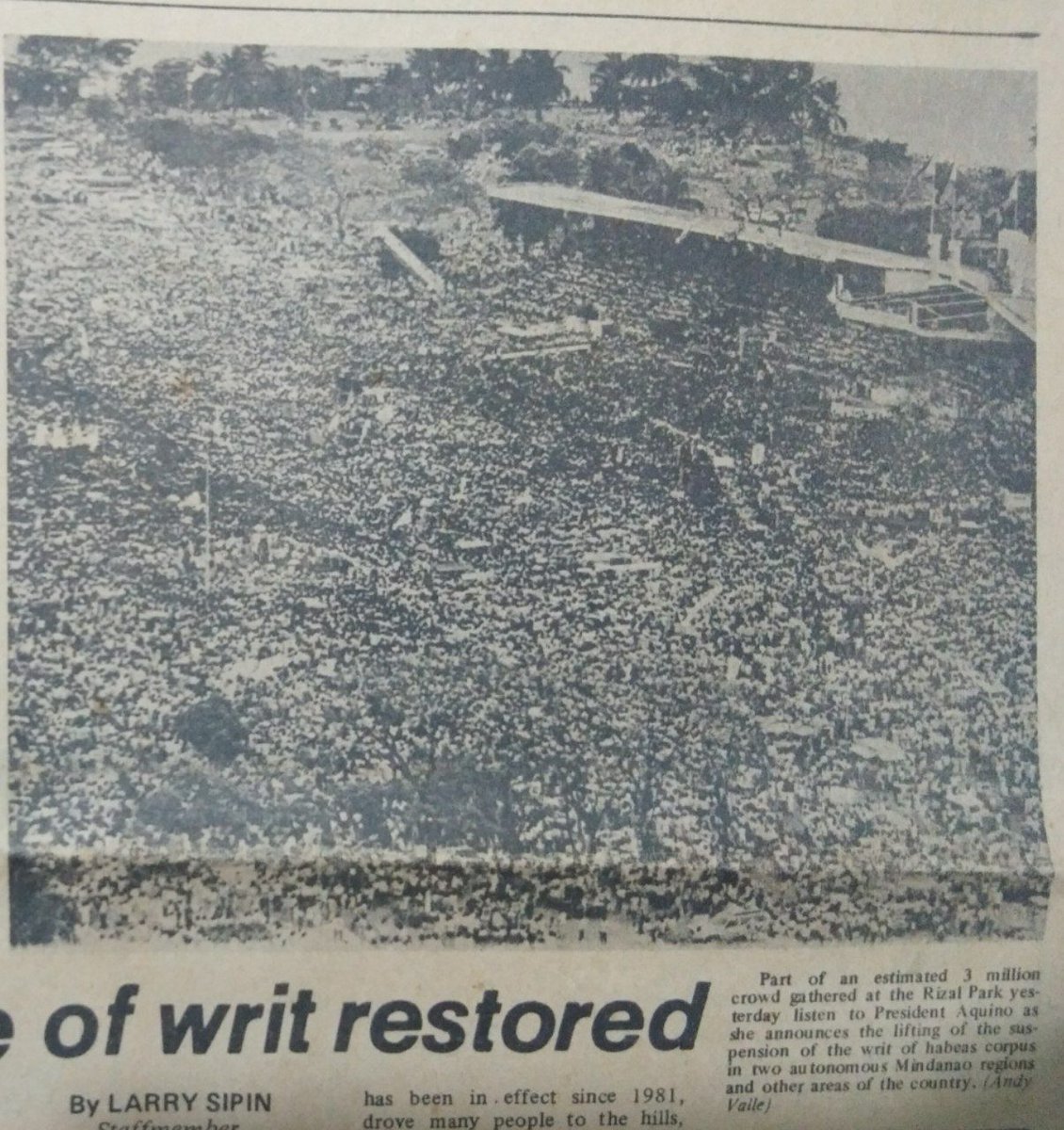 LOOK: Noong Marso 2, 1986, isang 'Thanksgiving Mass' ang isinagawa sa Luneta upang kilalanin ang tagumpay ng mamamayan na wakasan ang diktadurang Marcos noong People Power 1.

3 milyong Pilipino ang dumalo rito, na pinangunahan ni Pres. Cory Aquino at Jaime Cardinal Sin.

#EDSA38