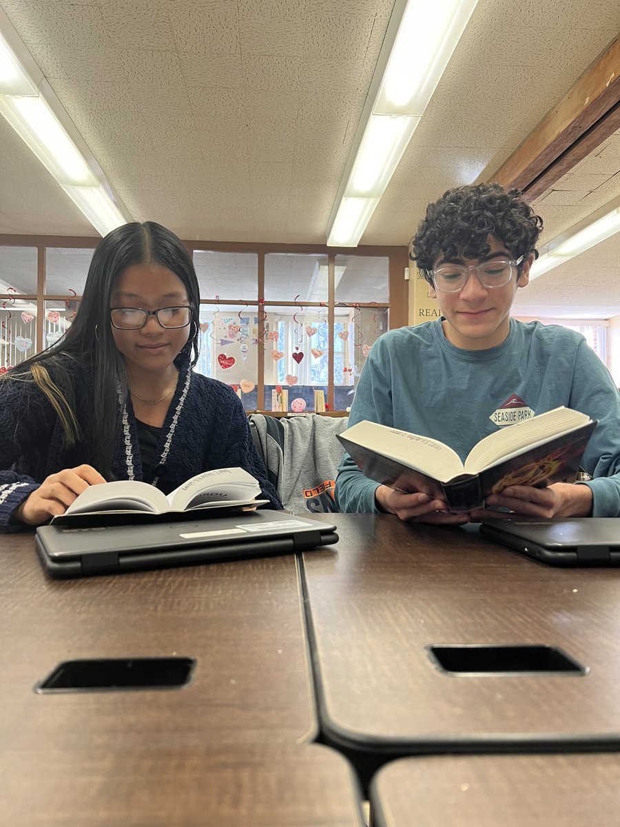 sewfalcons's tweet photo. 📚Read across America Day in District 31! Our Falcons committed to #D31Reads and read for at least ten minutes during their day. “A book is a gift you can open again and again.” -Keillor
#FalconsSOAR #D31Reads #FalconsRead #ElevateD31 #ReadAcrossAmerica @CSD31SI @DrMarionWilson https://t.co/hBHGtyUszL