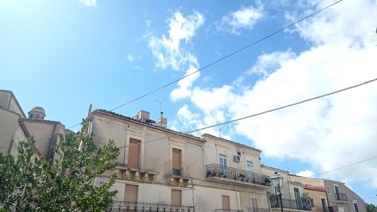Analogica06's tweet photo. Strade percorse migliaia di volte ed edifici sempre uguali che però diventano scorci ogni volta unici. Basta un colore, una luce diversa, una nuova prospettiva. https://t.co/p8iLbFibsF