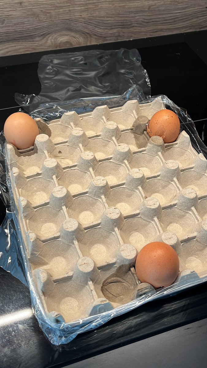 keep_calm_max's tweet photo. Acheter des œufs chez @lidlfrance c’est s’assurer d’avoir une omelette en plus quand tu range tes courses….. @lidlfrance apprendre la douceur à vos collaborateurs et prestataires peut être ? https://t.co/wIZcwnTFMn