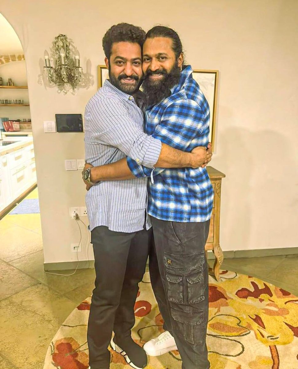 Gud to see this pic.
@KvnProductions nim daye enda DBOSS n NTR anna na meet madsi ondu pic bitre Nan life long nim banner alli release ago yalla movies gu support madtini❤️🙏
#JrNTR #RishabShetty